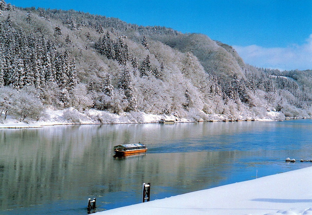 雪景色の冬の最上川