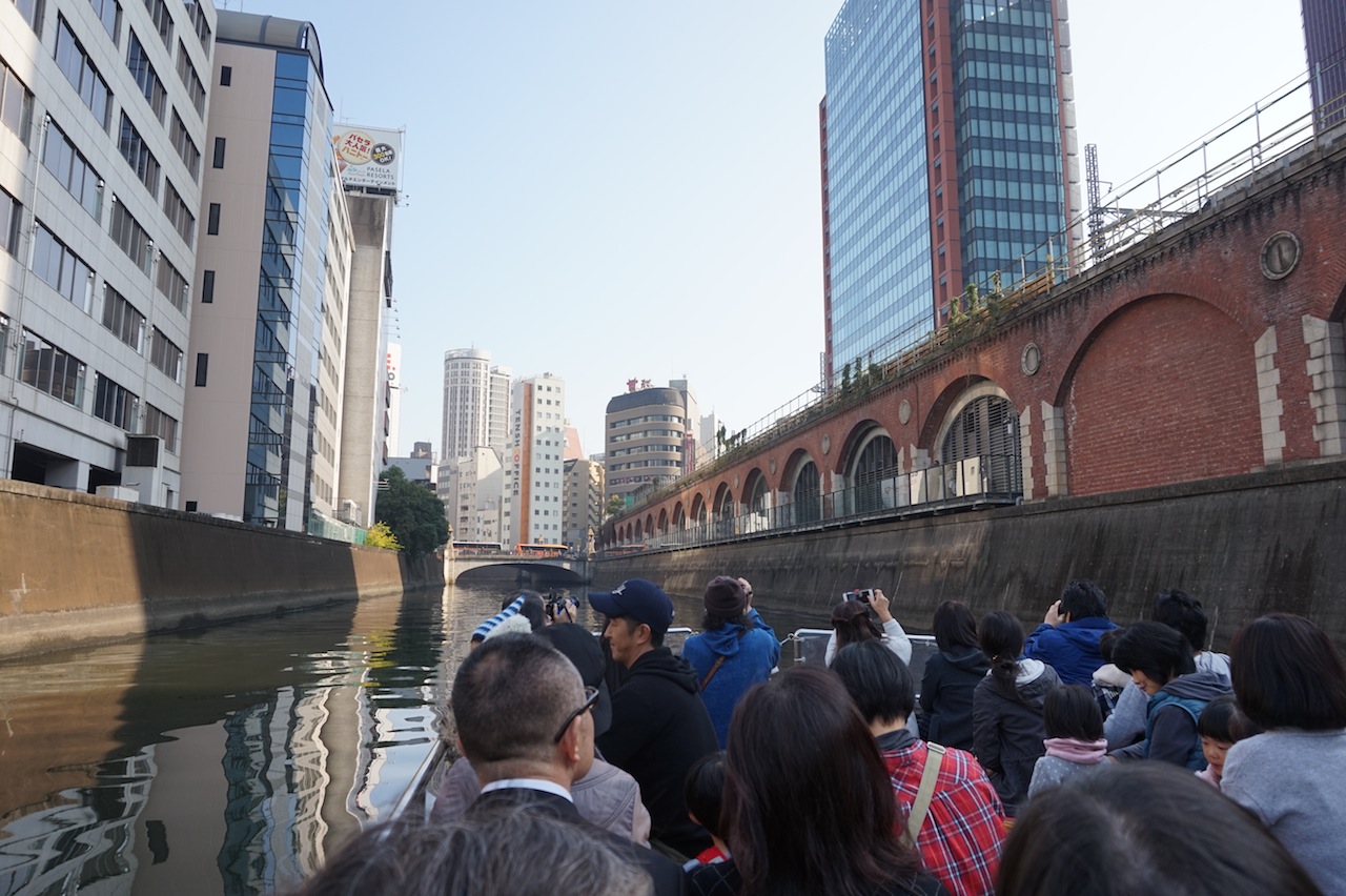 神田川を水道橋から万世橋に下るコースで、水面からの景観を楽しむ