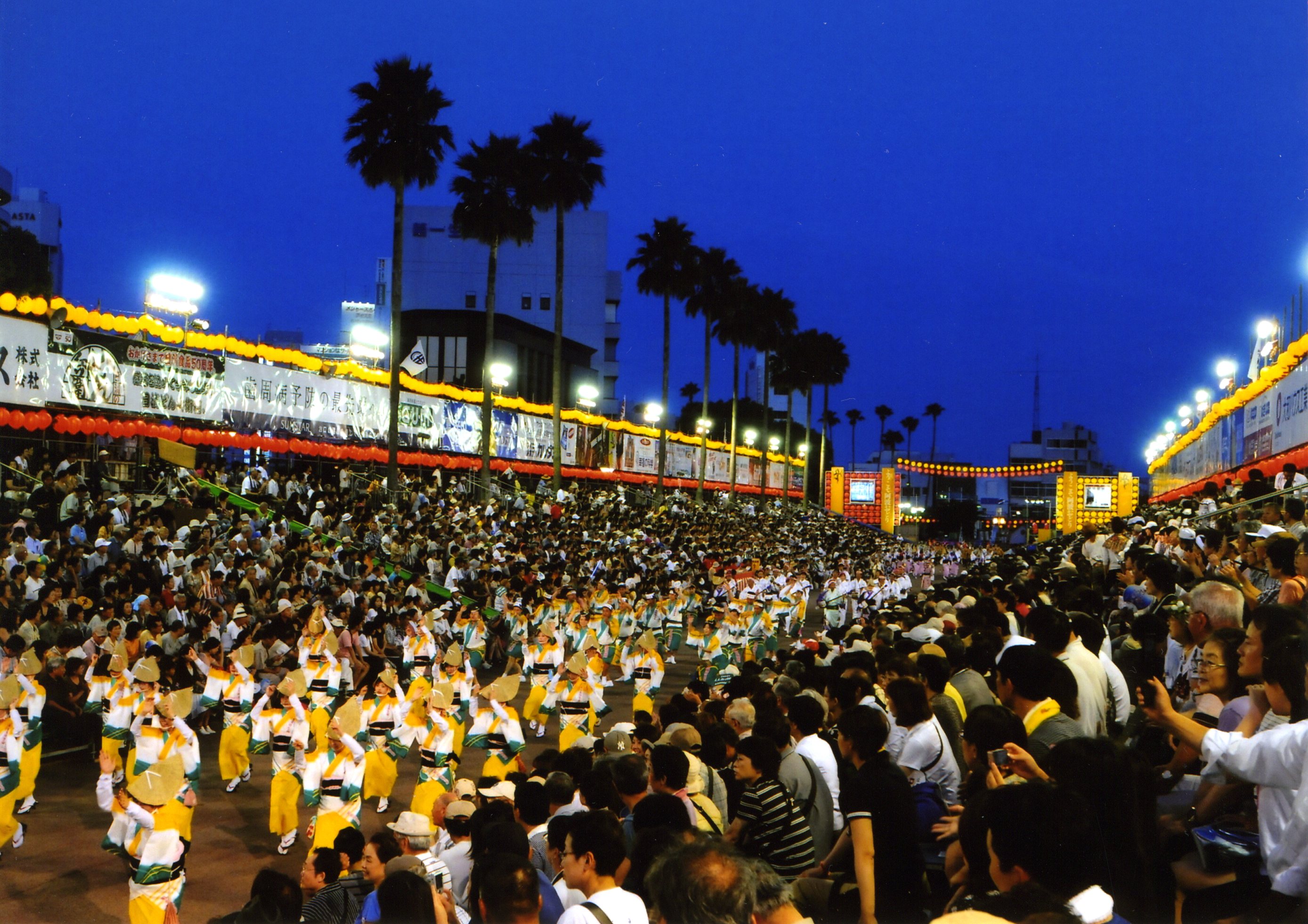 有料シートがある阿波踊りの会場の一つ、藍場浜演舞場に多くの連が入る