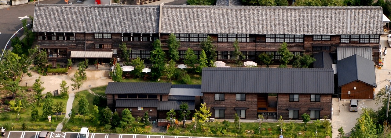 木造校舎を活用した秋津野ガルテンの全景、手前は新築の宿泊棟