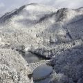 奥会津を走る只見線、雪景色の鉄橋の写真を撮影に中国人観光客がやって来る