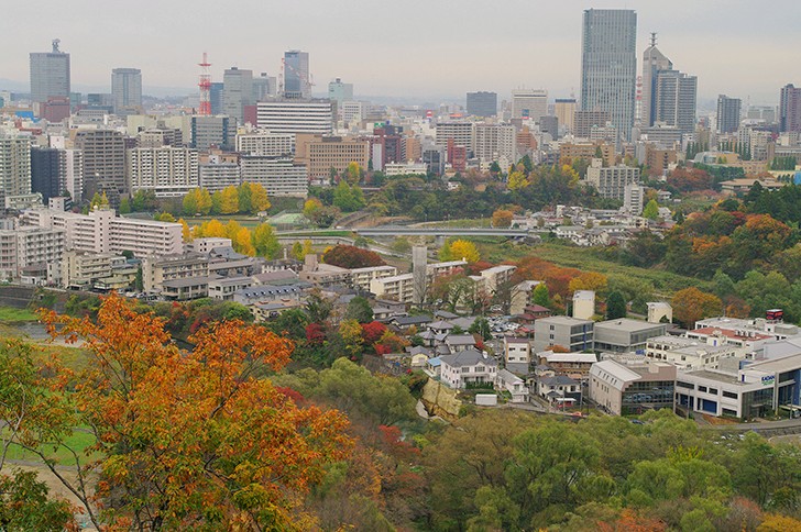 青葉城から東北地方のハブとして機能する仙台の市街地を望む