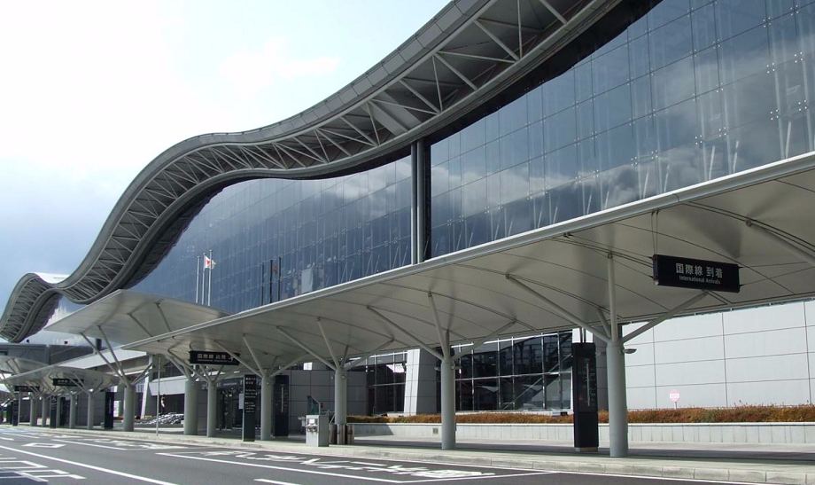 仙台国際空港の外観は、曲線の屋根が特徴だ