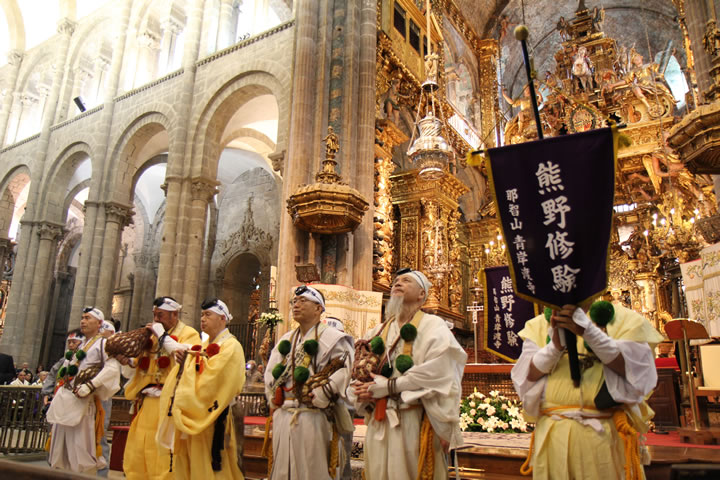サンティアゴ・デ・コンポステーラの教会にて熊野の山伏がホラ貝を吹く