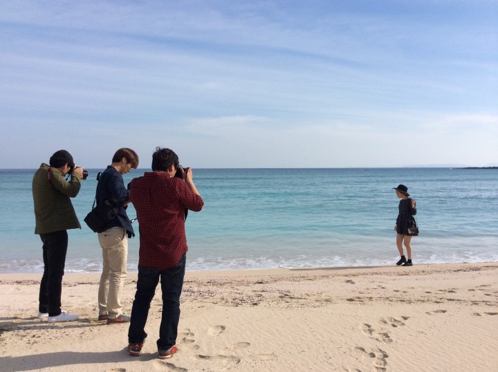 外国人旅行者はビーチのイメージを撮影