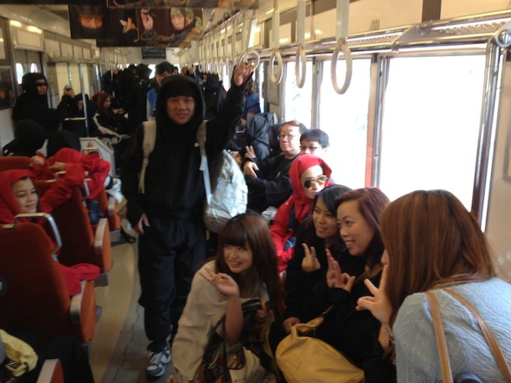 伊賀鉄道に忍者衣装で乗車する