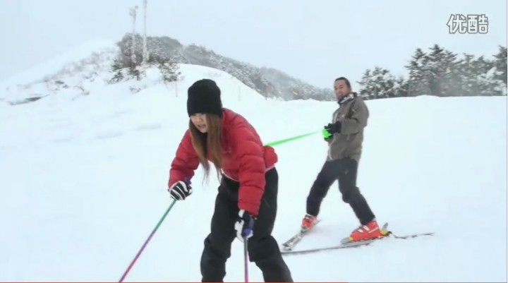 スキー経験の少ないモンちゃんが特訓を受ける