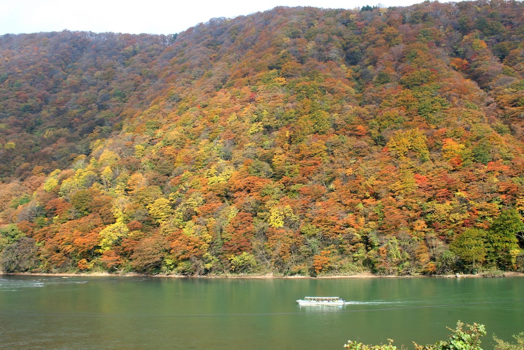 紅葉の秋の最上川