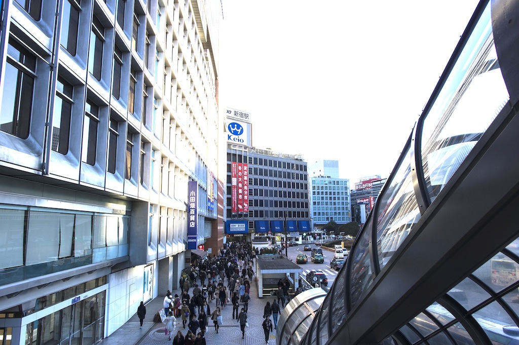 新宿駅西口は往来が多く、空港リムジンバスの発着場もある