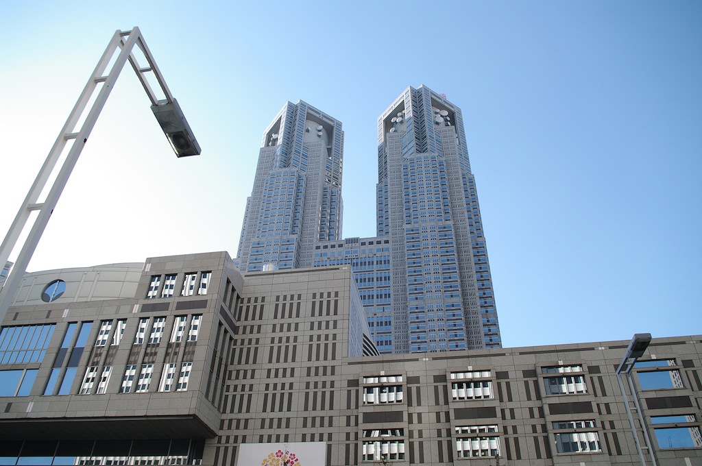 東京都庁ビルには、展望台を目指す外国人が多い