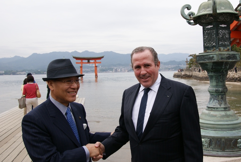 エリック・ヴァニエ市長と眞野勝弘市長が宮島で握手写真