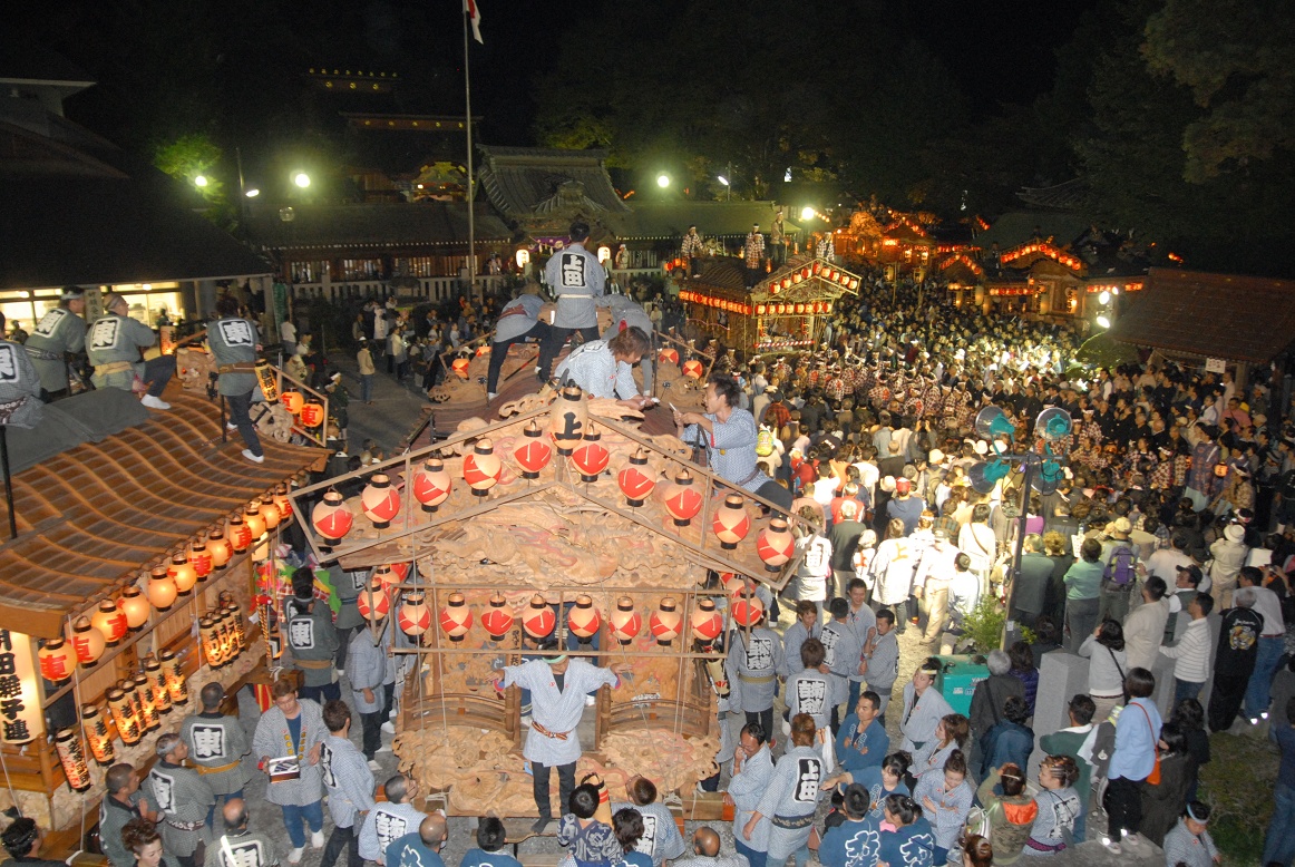 祭りのクライマックスは、夜になると鹿沼今宮神社に屋台が集結する