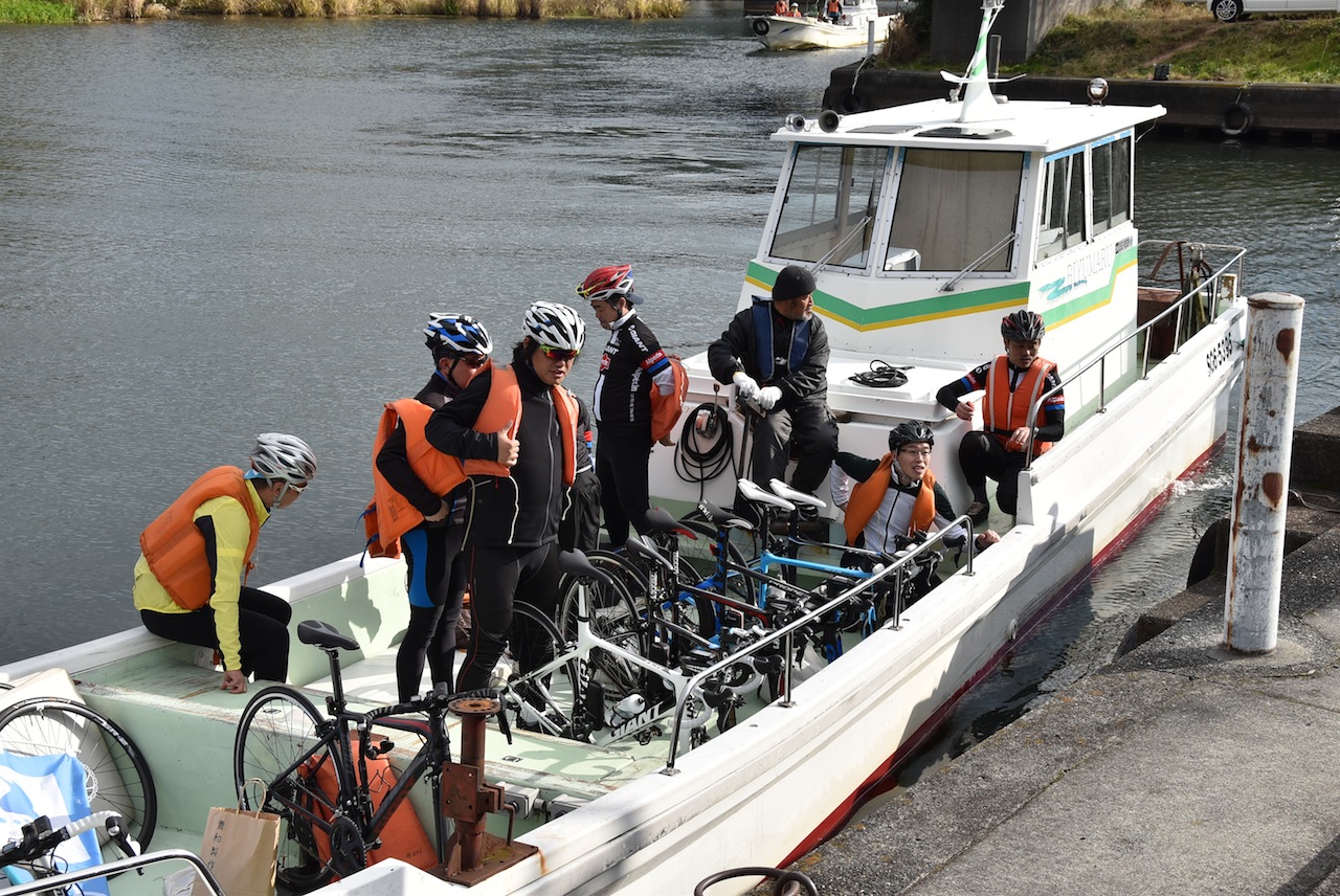 漁船タクシーに自転車を積み込んで移動する