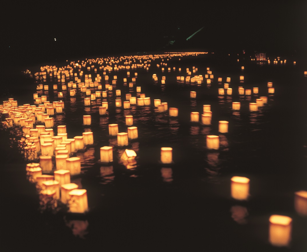 灯篭流しは、毎年8月、九頭竜川の河川敷で開催