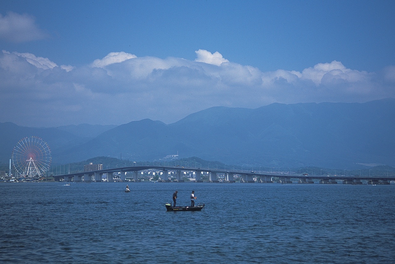 琵琶湖大橋は、両側に自転車・歩行者専用道路も設けられている