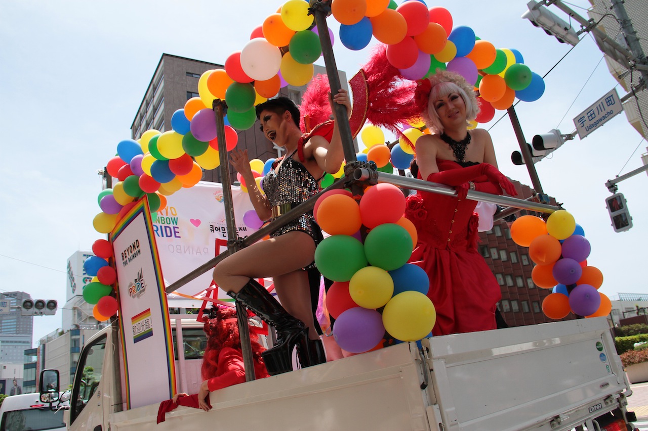 トラックに乗ったゲイダンサーが渋谷でのパレードを盛り上げる