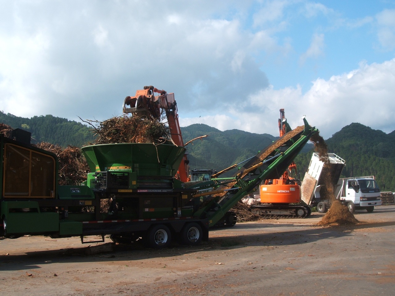 バイオマスの集積基地で木材資源を整理する