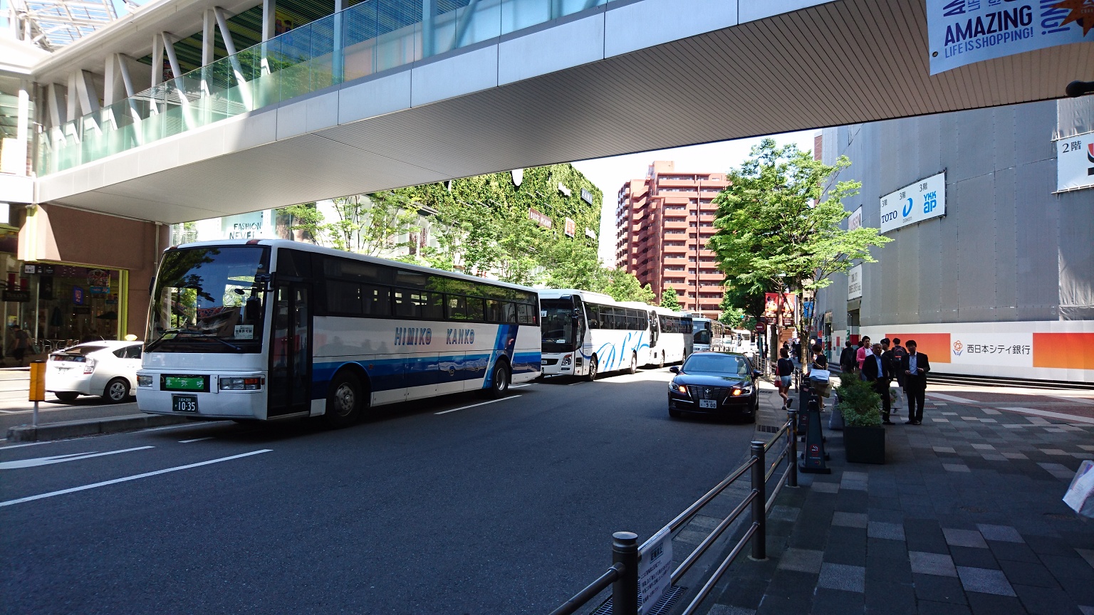 クルーズ客を乗せたバスが商業施設の周辺で渋滞となる
