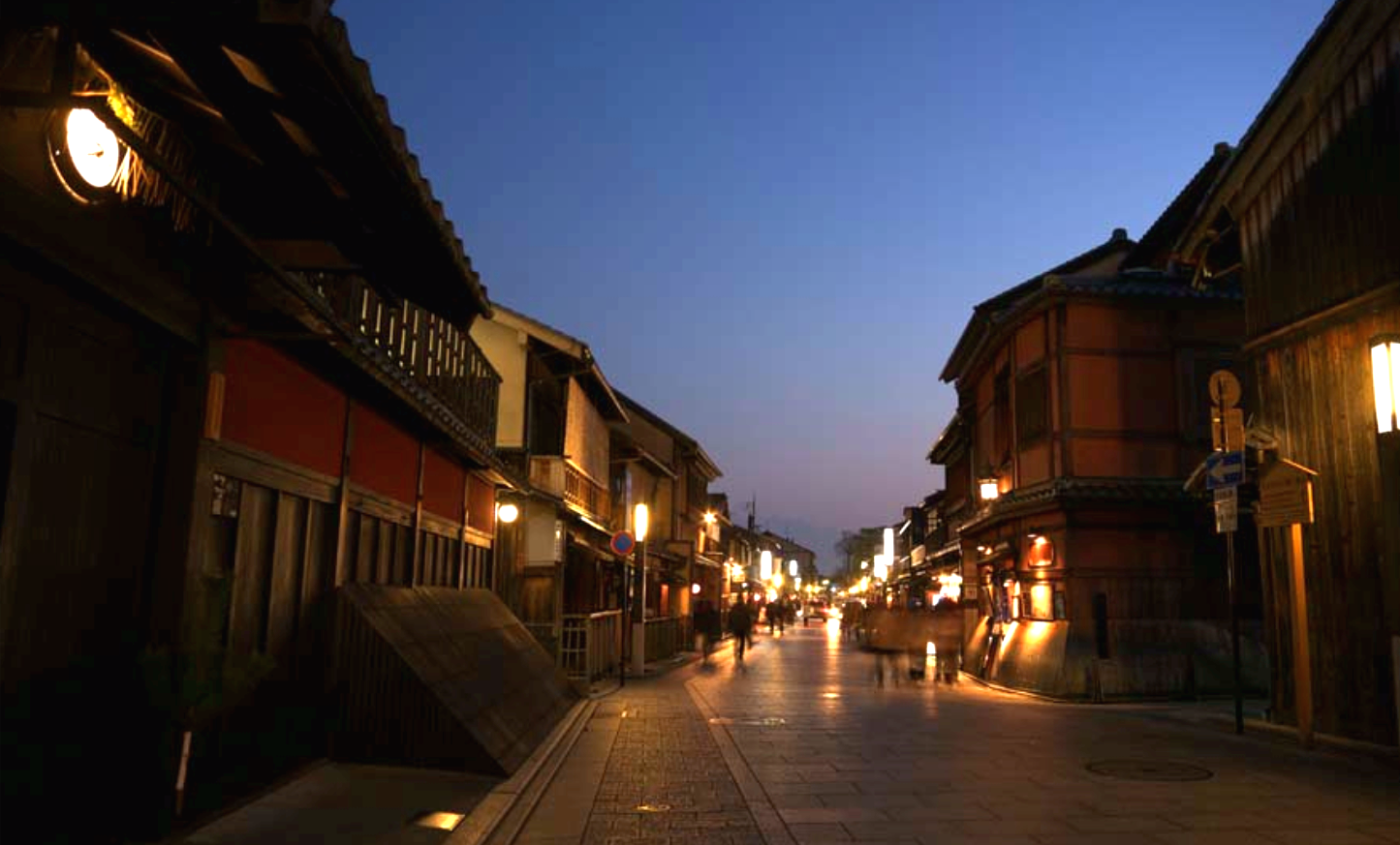 祇園界隈は、昔ながらの街並みが多く残り外国人観光客に人気のエリア