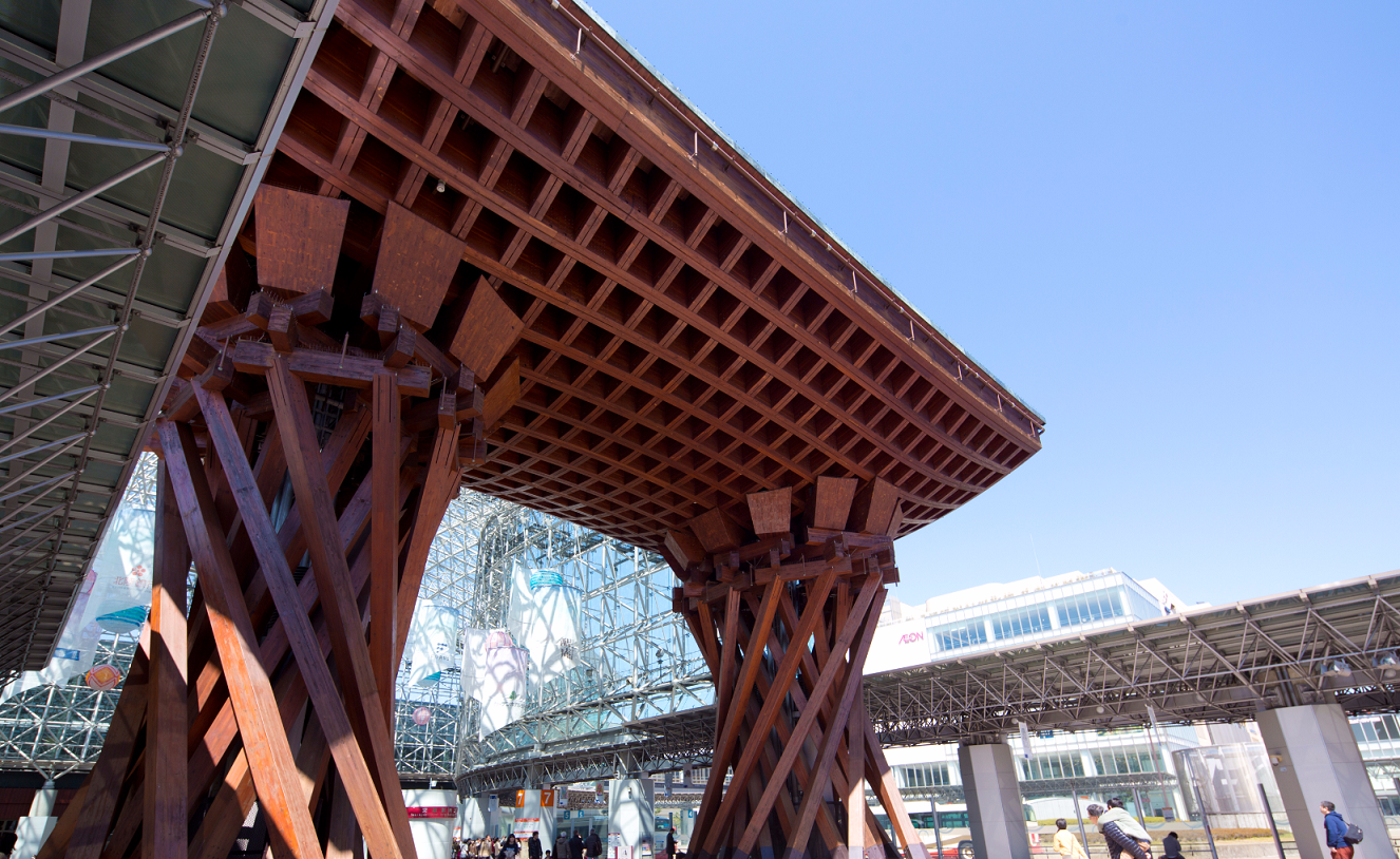 金沢駅の入口には伝統とモダンさを兼ね備えたモニュメントがある