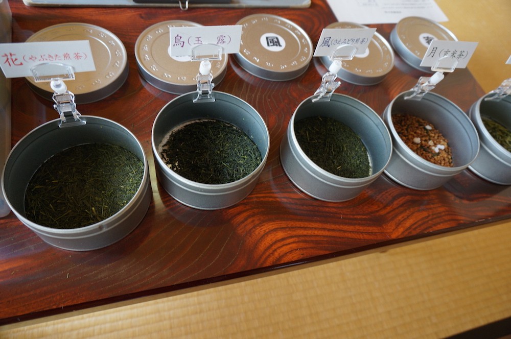 茶歌舞伎のために、いくもの種類のお茶が並べられた