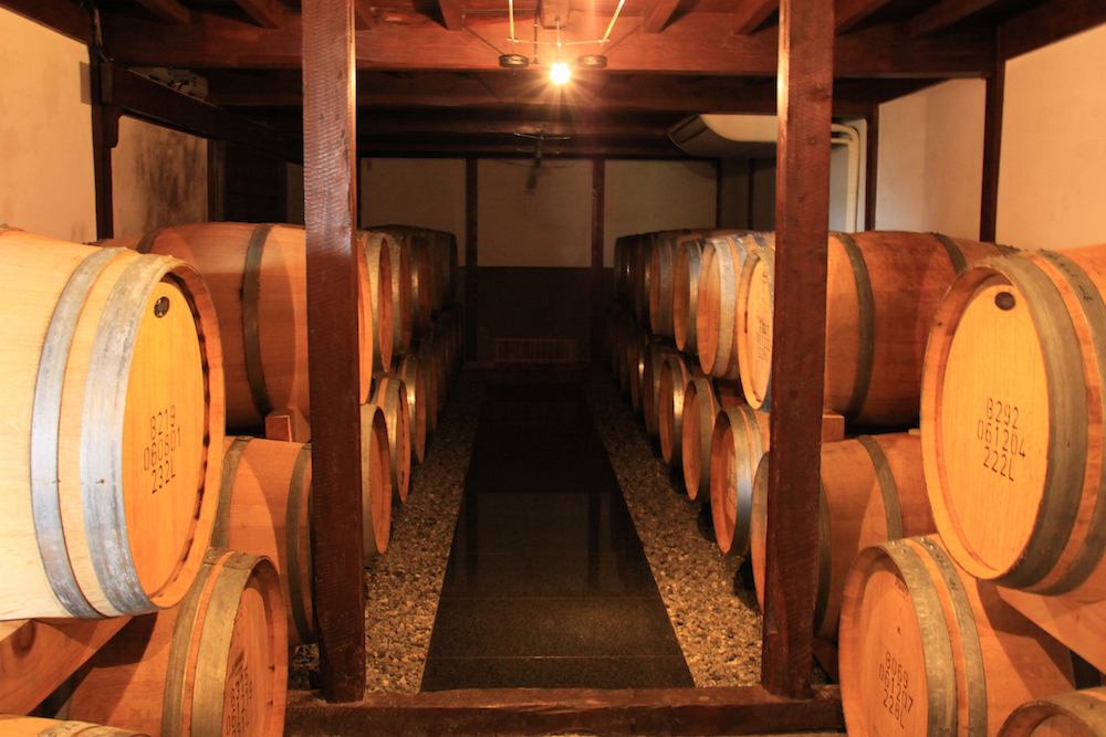 勝沼醸造のワイナリーに貯蔵されているワイン樽
