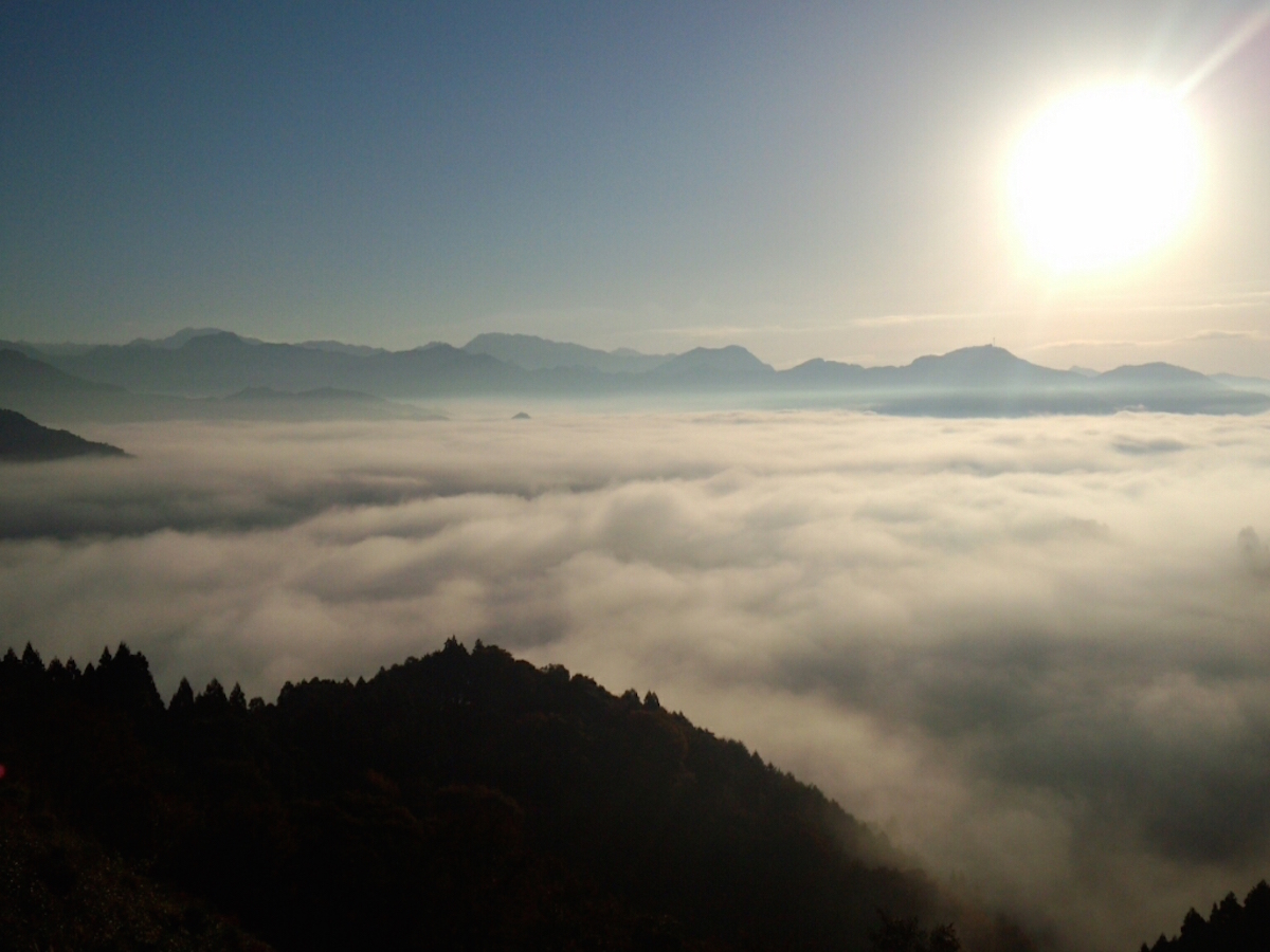 秋に見られる国見ヶ丘からの雲海は雄大だ
