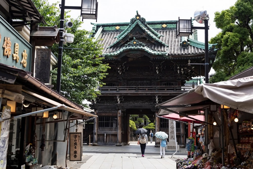 帝釈天題経寺の二天門の正面は、参道を含め、昔ながらの風情だ