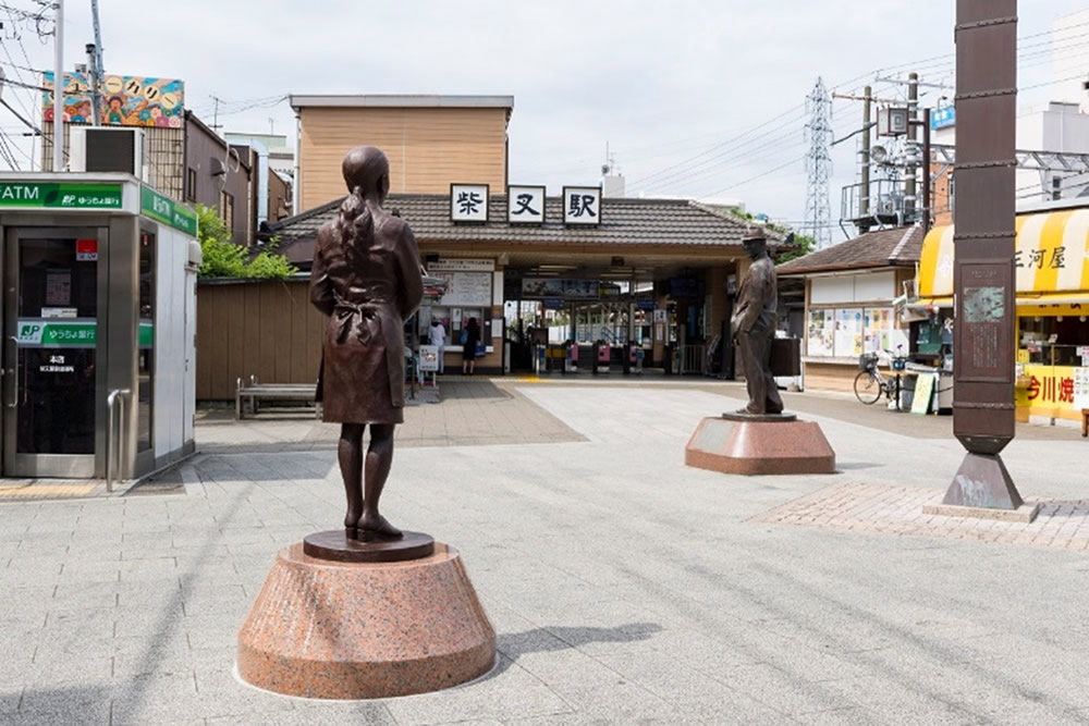 柴又駅前に新しく完成した寅さんの妹、サクラの像ができて、日本人観光客が増えた