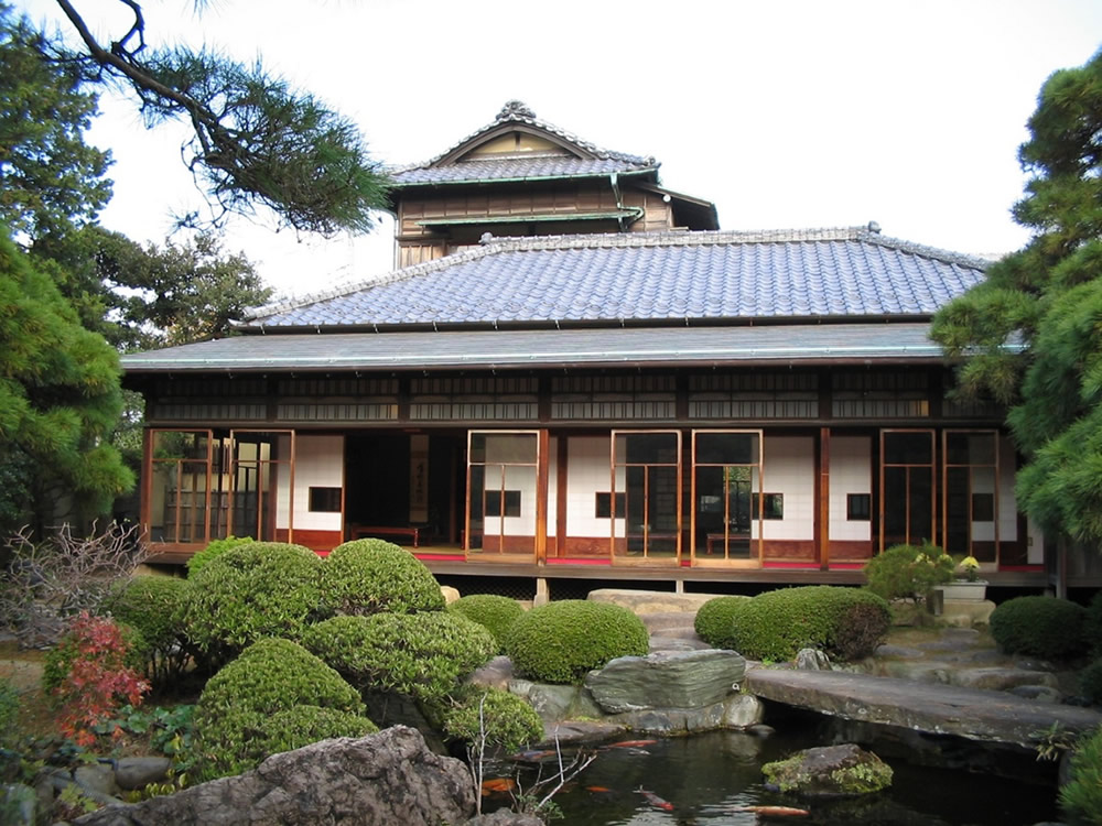 旧山本邸の建物と庭は海外でも高い評価となっていて、ここを目指す外国人客が後を絶たない