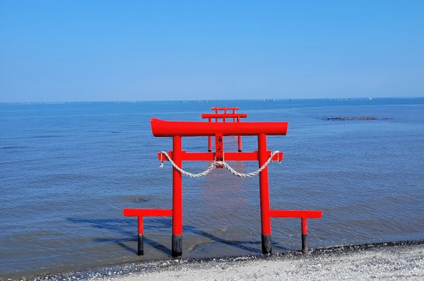 潮が引いていく時の海中鳥居